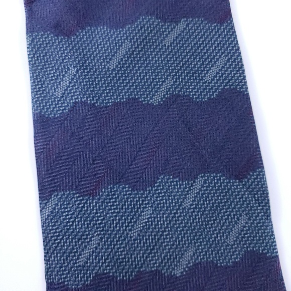 Calvin Klein Blue Wavy Striped 100% Silk Men Necktie 57x4 - NWOT - Picture 4 of 6